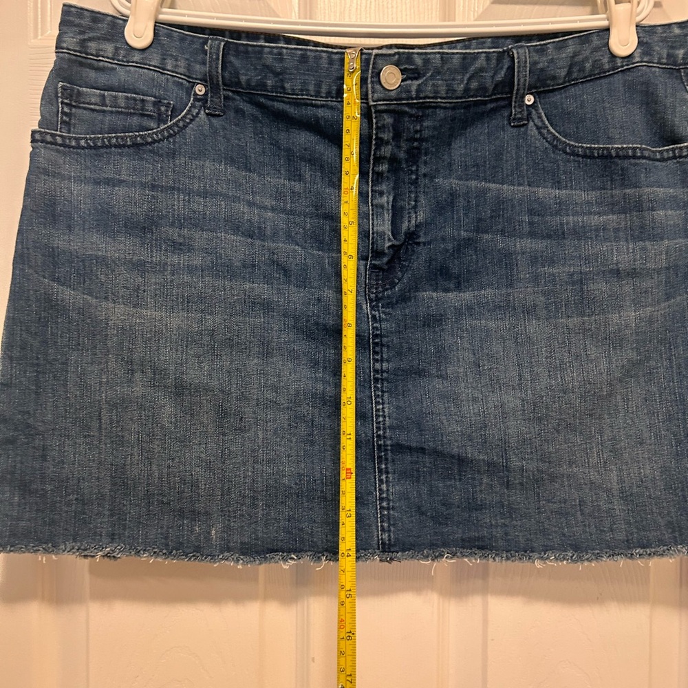 Tommy Hilfiger Jean skirt, frayed raw edge, size 18. - Picture 4 of 5